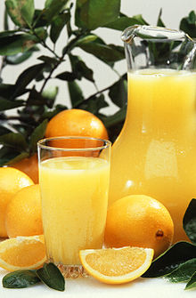 220px-Oranges_and_orange_juice